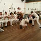Mentre si esegue la roda gli altri capoeristi suonano gli strumenti tipici della capoeira
